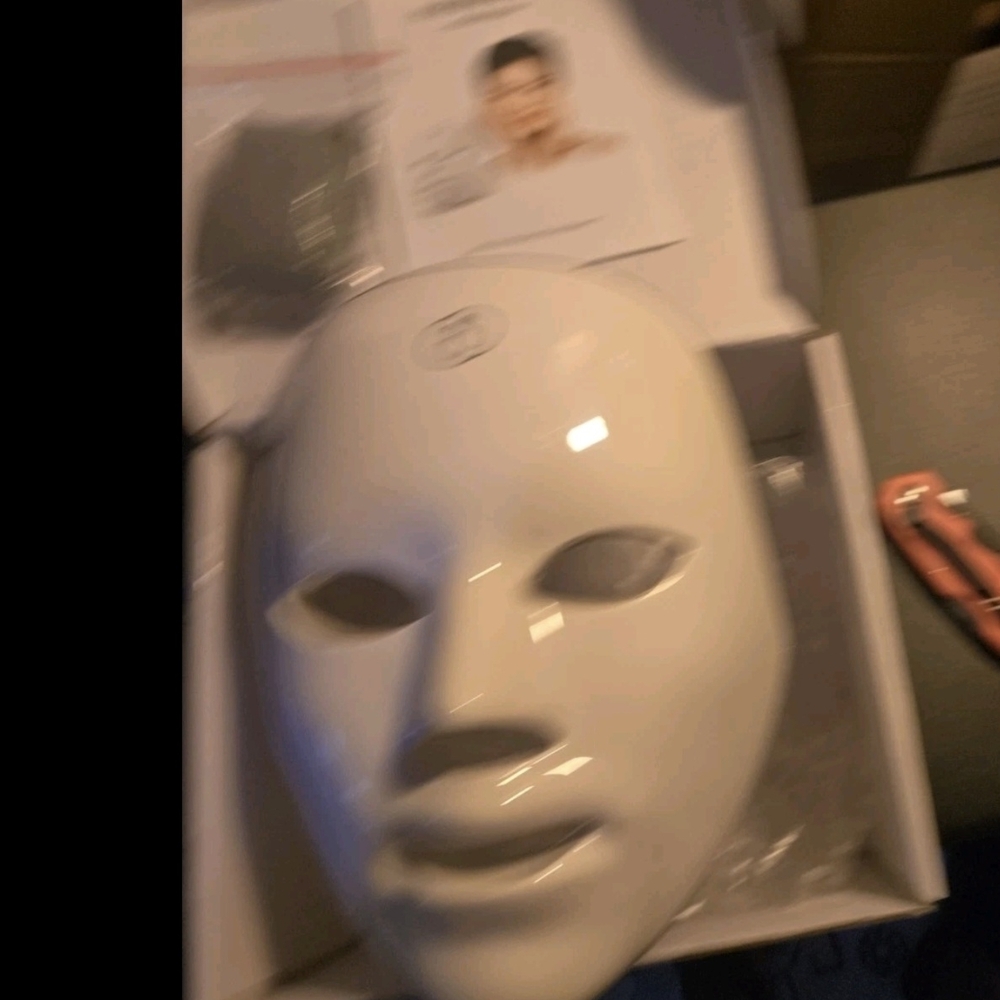 LED Light Therapy Mask - White - Picture 5 of 5